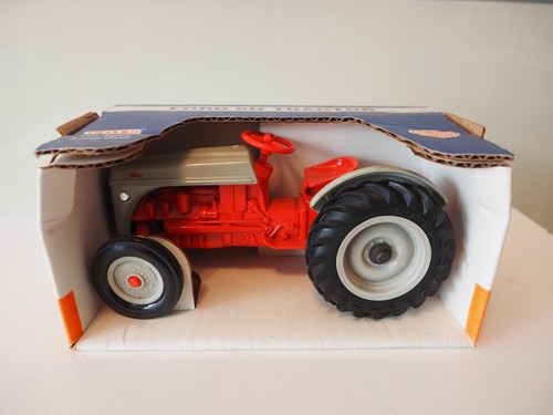 Ertl ford tractor new - ford, 8n