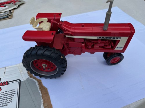 Ertl traktor farmall - 1/16,